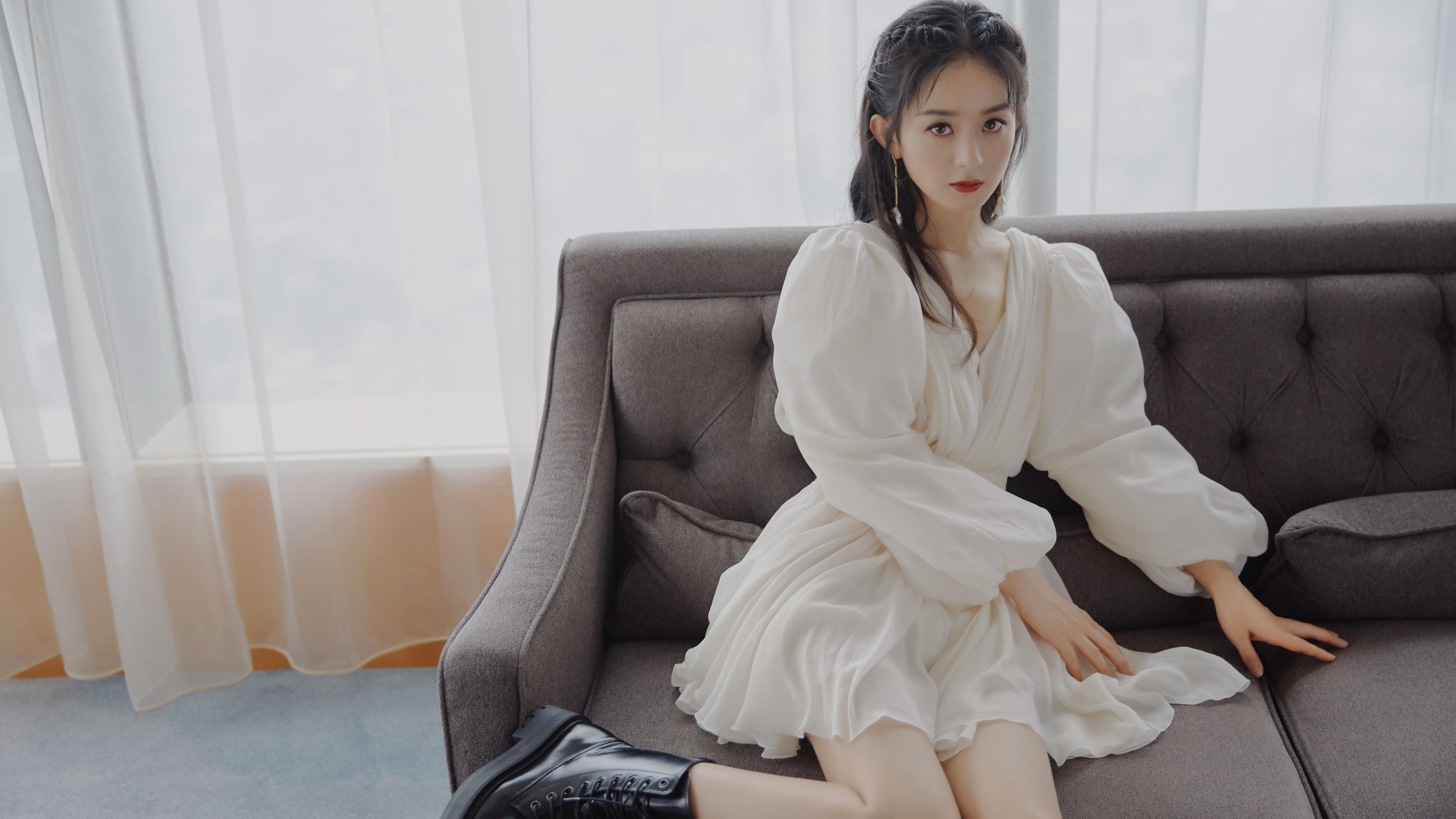 德赢官网登录入口官网网页-城市夜间篮球赛吸引大量年轻群众，焕发城市青春活力，夜晚篮球场的照片真实